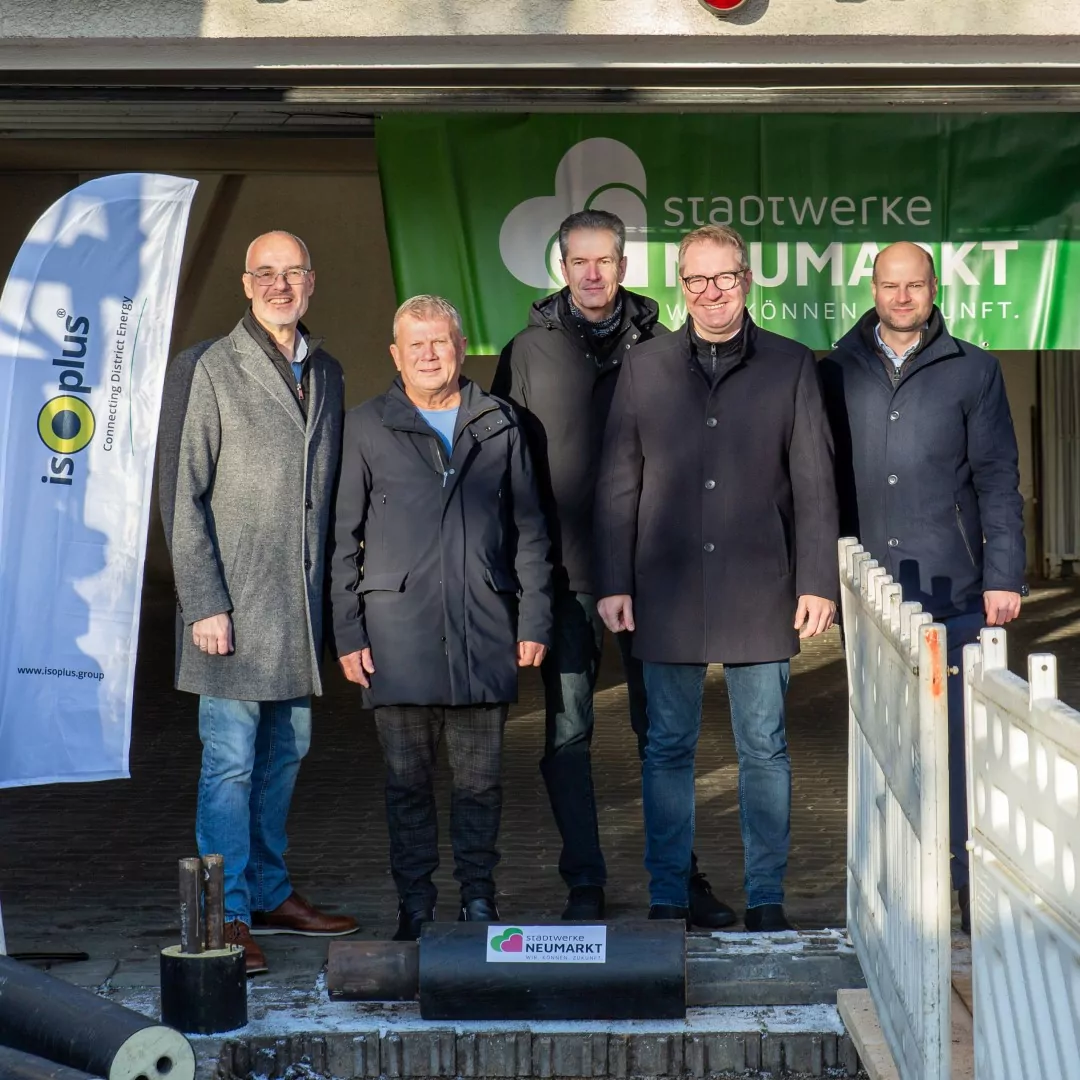 Dominique Kinzkofer, Bernhard Gmelch, Franz Hunner, Oberbürgermeister Ochsenkühn und Johannes Klebl nehmen zweiten Bauabschnitt der Nahwärmeversorgung an der Pöllinger Straße und am Bahnweg am Freitag in Betrieb
