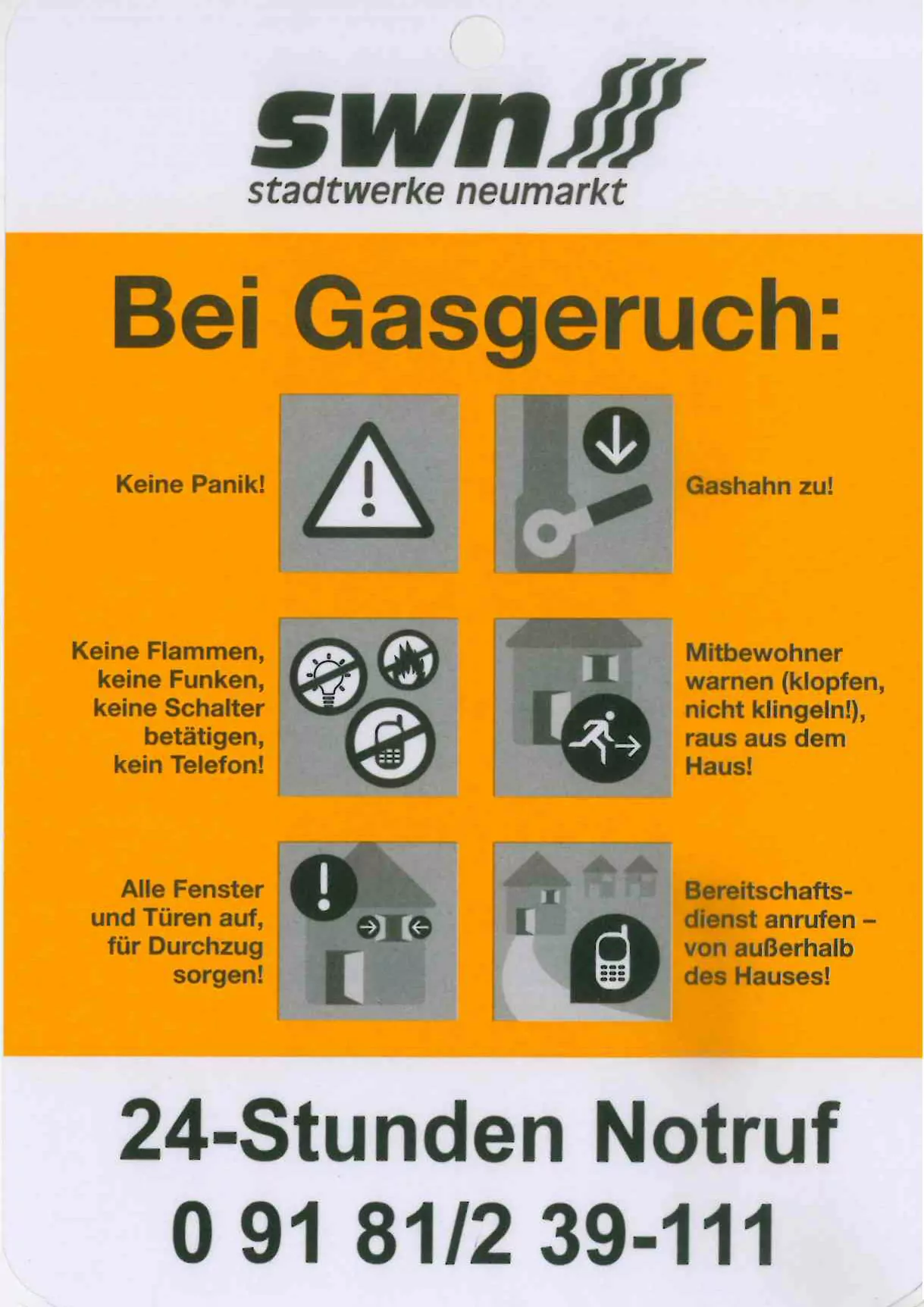Hinweisschild der Stadtwerke Neumarkt: Verhalten bei Gasgeruch – Panik vermeiden, Gashahn schließen, keine Flammen oder Schalter betätigen, Mitbewohner warnen, lüften, Gebäude verlassen und Bereitschaftsdienst anrufen.