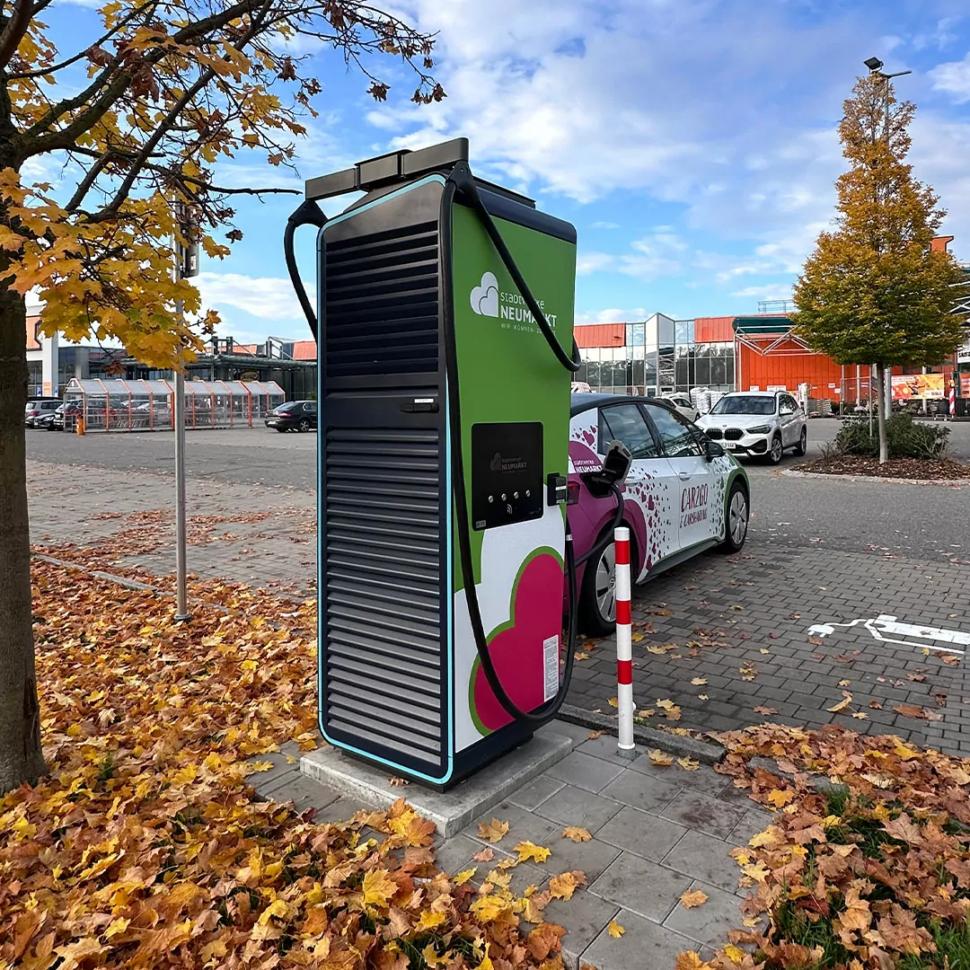 E-Ladesäule auf dem Parkplatz des OBI-Marktes in Neumarkt