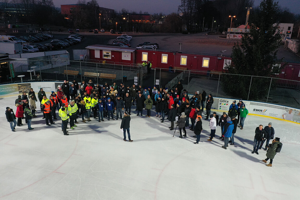 Gruppenfoto aufgenommen von oben bei Energy on Ice 2025