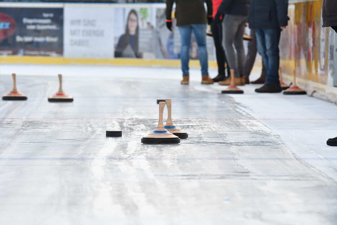 Eisstockschießen aus der mobilen Eislaufanlage der Stadtwerke Neumarkt
