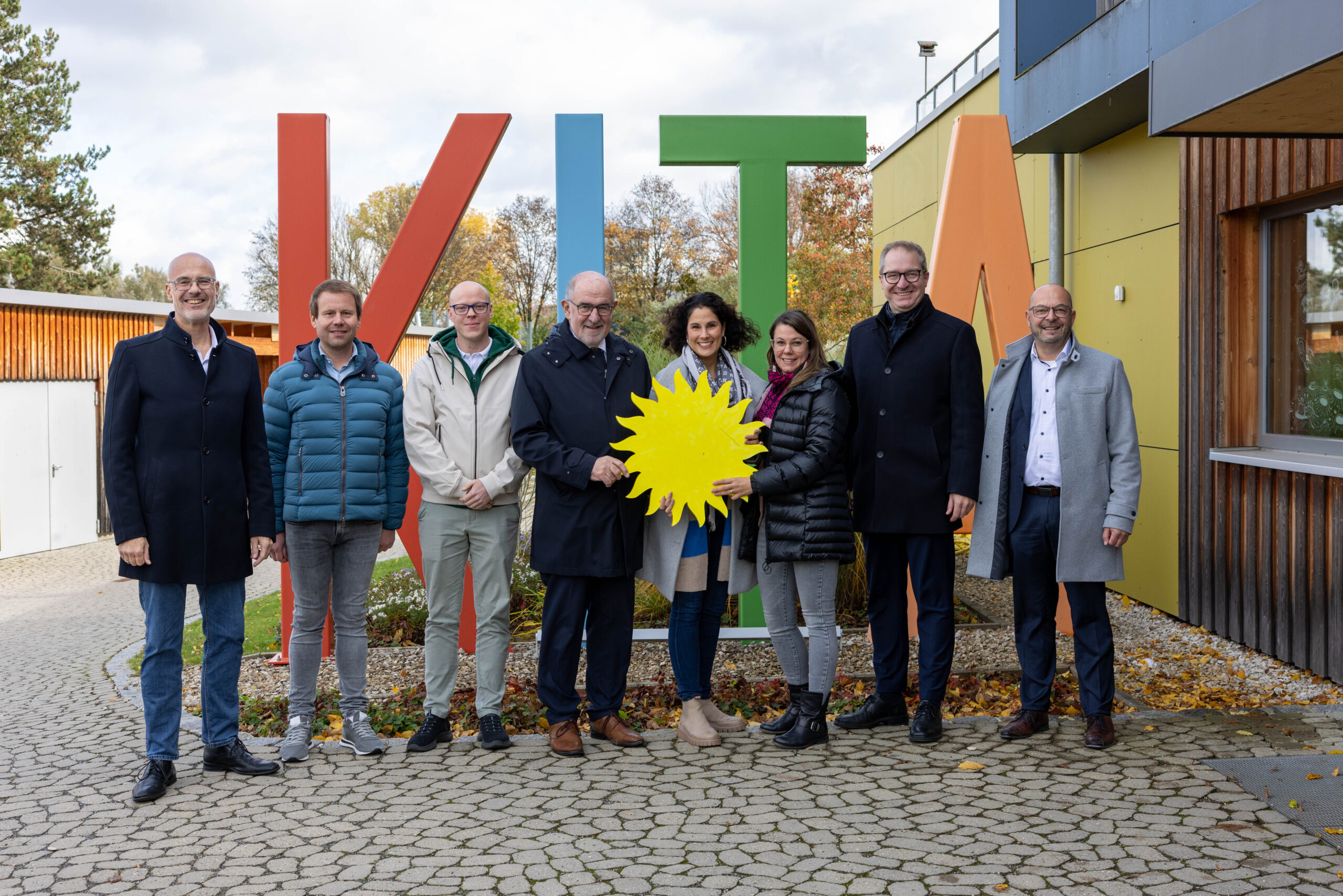 Offizielle Inbetriebnahme der neuen Photovoltaikanlage auf dem Kinderhaus Sonnenschein. v. l. n. r.: Dominique Kinzkofer, Reiner Kerschbaum, Oliver Thürmer (Stadtwerke Neumarkt), Landrat Willibald Gailler (Landkreis Neumarkt), Susanne John, Katrin Tischer (KlinikKinder gGmbH), Oberbürgermeister Markus Ochsenkühn (Stadt Neumarkt) und Georg Buhleier (Klinikum Neumarkt)