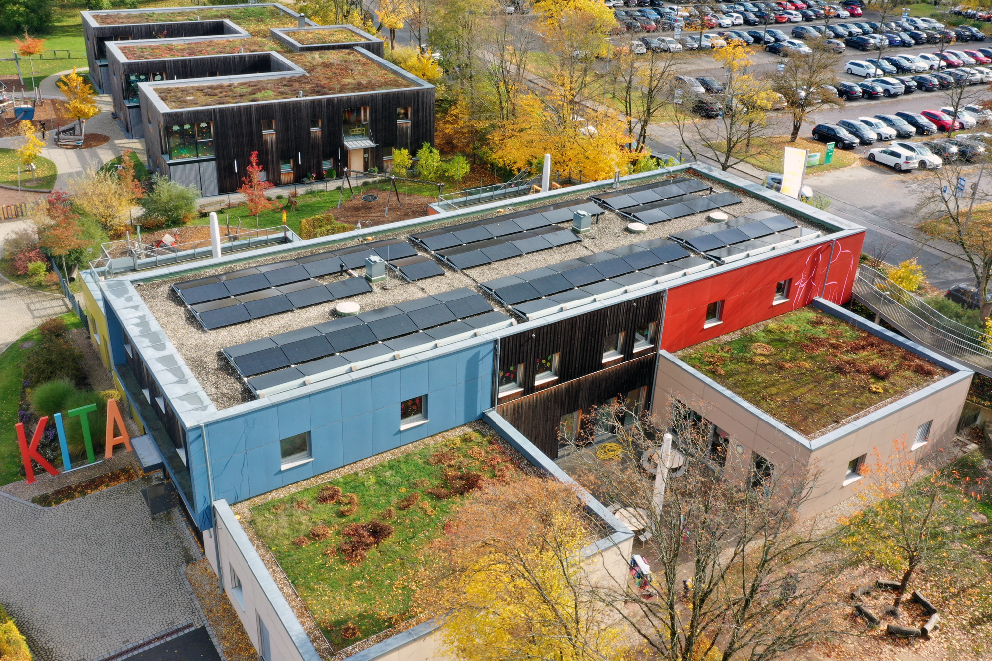 Blick von oben auf das Kinderhaus Sonnenschein: Die neue Photovoltaikanlage der Stadtwerke Neumarkt erzeugt künftig umweltfreundlichen Strom für die Kinderhäuser Sonnenschein und Regenbogen