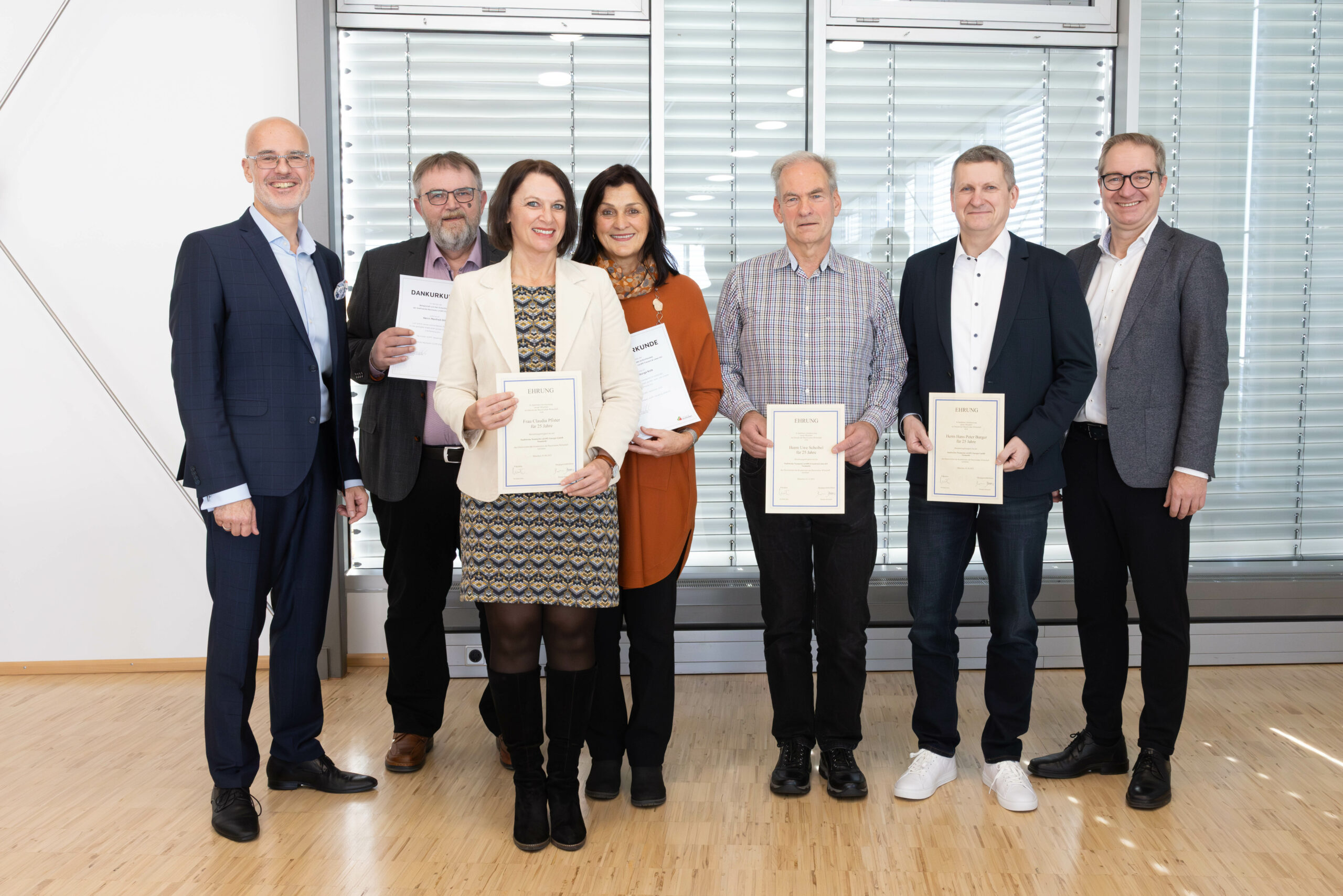 Gruppenbild der Jubilare. Auf dem Bild zu sehen v. l. n. r.: Dominique Kinzkofer, Manfred Ott, Claudia Pfister, Walburga Kolb, Uwe Scheibel, Hans-Peter Burger, Oberbürgermeister Markus Ochsenkühn