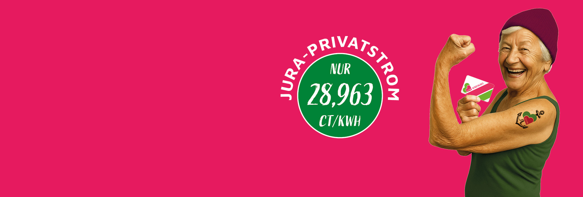 Ältere Frau zeigt lachend ihren Bizeps und hält eine Stadtwerke-Karte; daneben steht der Hinweis „Jura-Privatstrom – nur 28,963 ct/kWh“ auf pinkem Hintergrund.