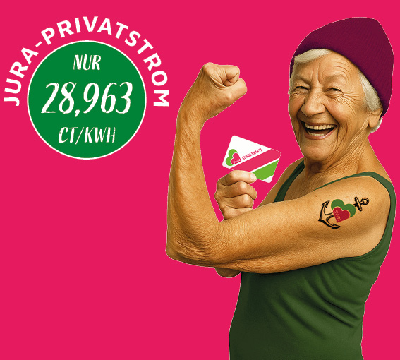 Ältere Frau zeigt lachend ihren Bizeps und hält eine Stadtwerke-Karte; daneben steht der Hinweis „Jura-Privatstrom – nur 28,963 ct/kWh“ auf pinkem Hintergrund.