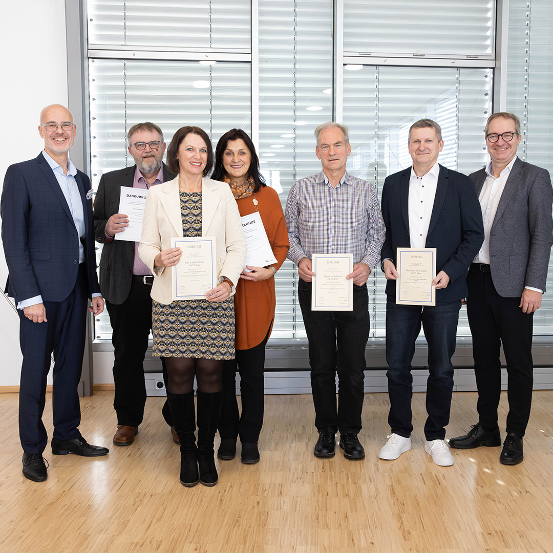 Gruppenbild der Jubilare. Auf dem Bild zu sehen v. l. n. r.: Dominique Kinzkofer, Manfred Ott, Claudia Pfister, Walburga Kolb, Uwe Scheibel, Hans-Peter Burger, Oberbürgermeister Markus Ochsenkühn