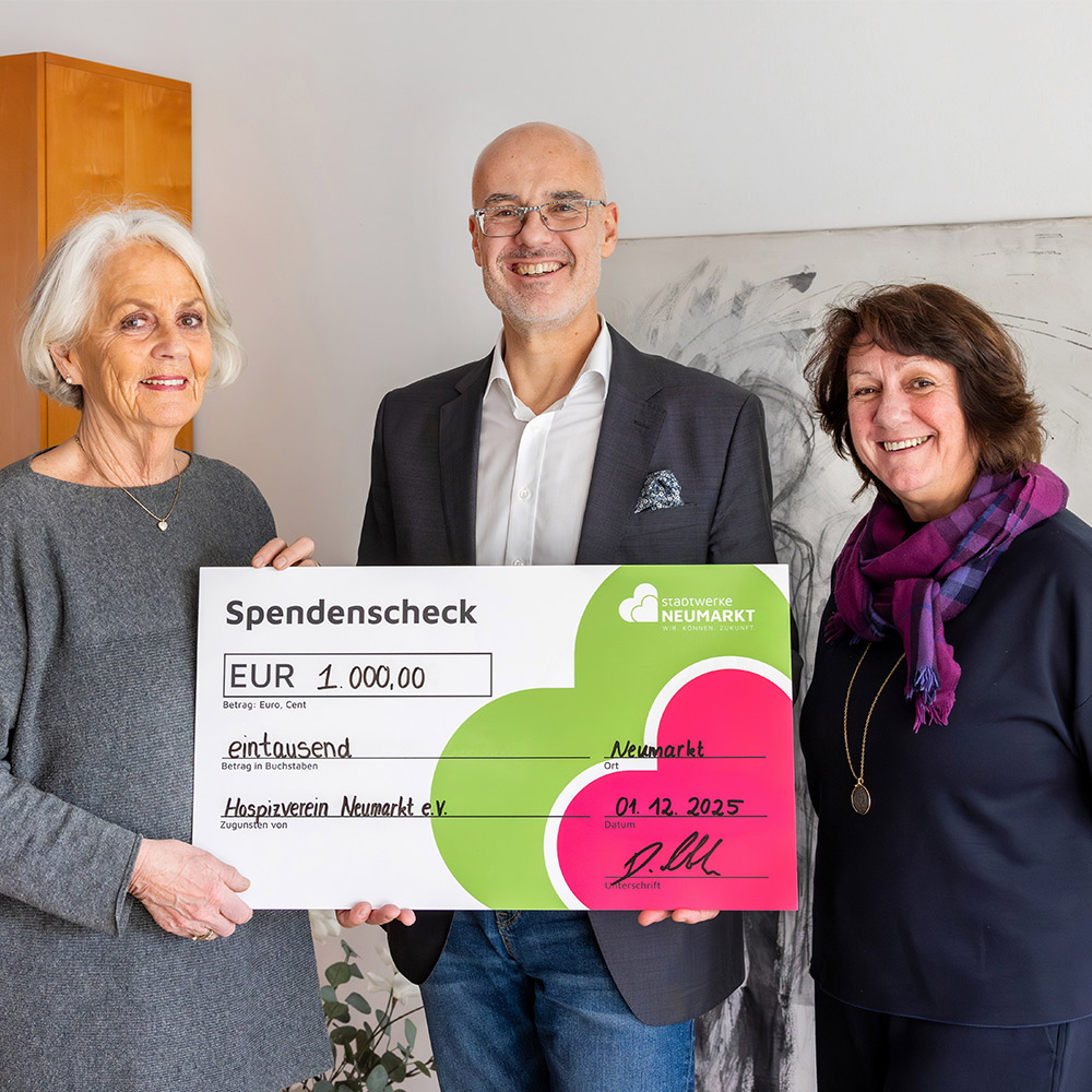Halten Scheck bei der Spendenübergabe hoch: v.l.n.r.: Ursula Nießen, 1. Vorsitzende des Hospizvereins Neumarkt e.V.., Dominique Kinzkofer, Geschäftsführer Stadtwerke Neumarkt i.d.OPf. Energie GmbH und Eva Bärtl, 2. Vorsitzende des Hospizvereins Neumarkt e.V.