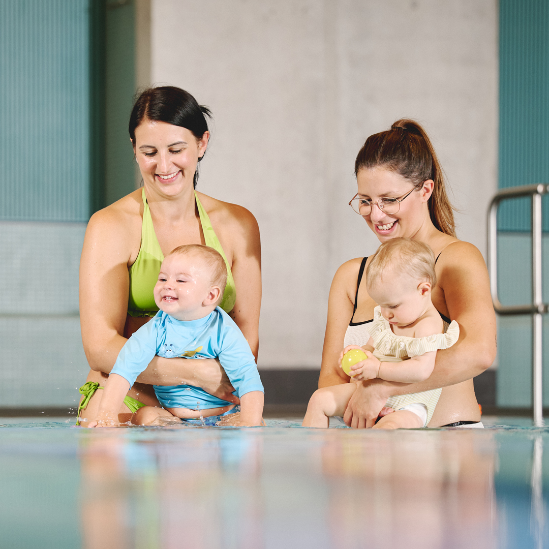 Zwei Mütter mit ihren Babys im Kursbecken im Schlossbad