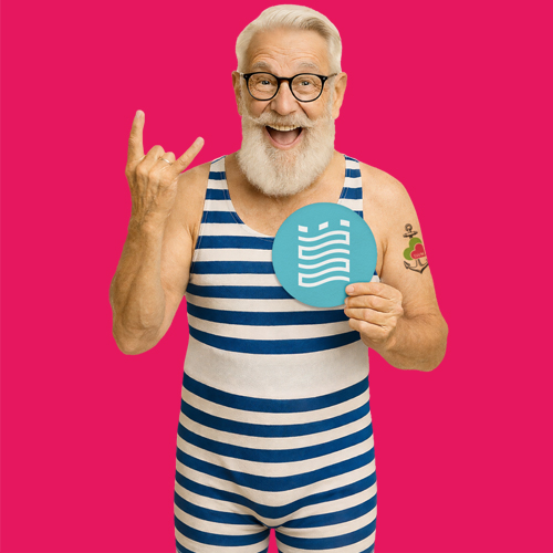 älterer Herr in blau-weiß gestreiftem Badeanzug zeigt Rockhandzeichen und das Schlossbad-Logo