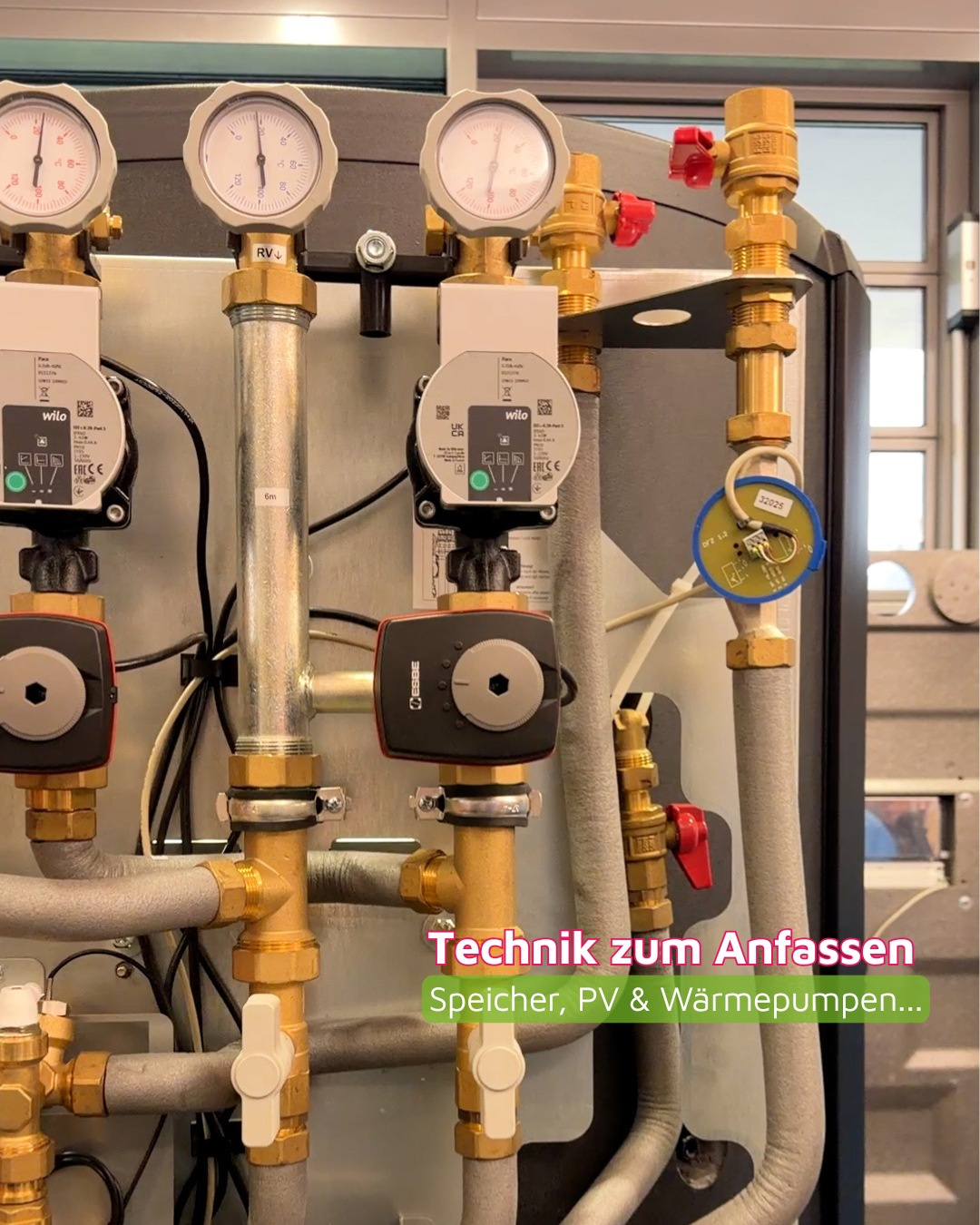 Detailaufnahme eines Pufferspeichers mit Leitungen bei der Hausmesse