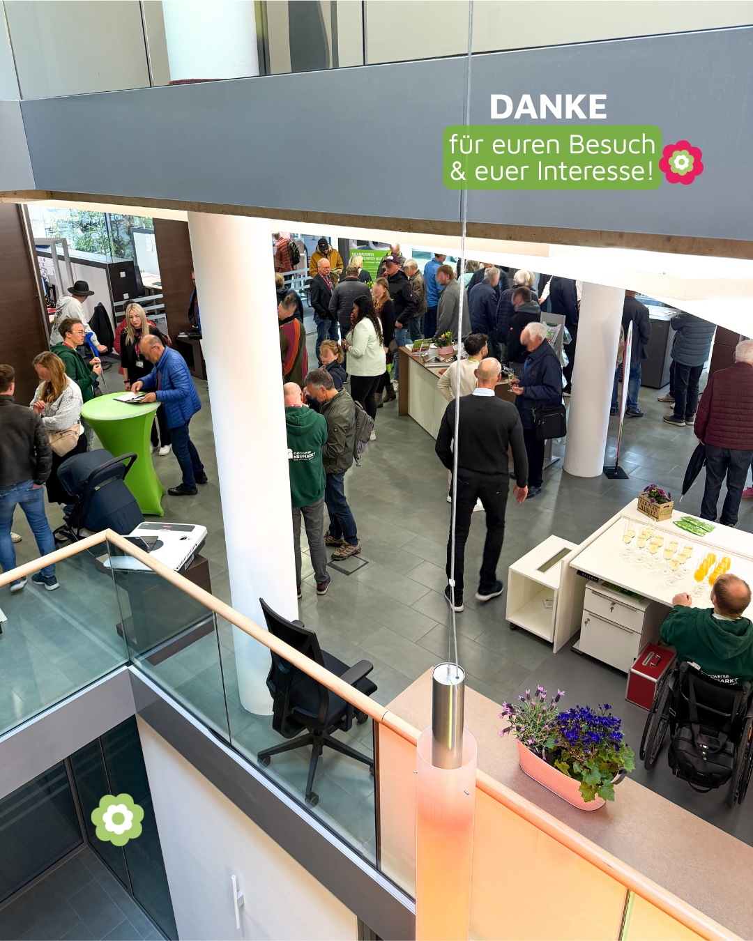 Blick von oben auf die Hausmesse der Stadtwerke Neumarkt mit vielen Besuchern im Kundencenter