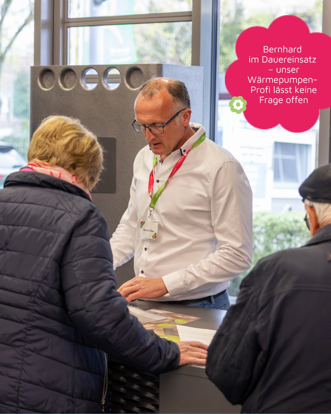 Mitarbeiter der Stadtwerke Neumarkt im Beratungsgespräch mit Besuchern