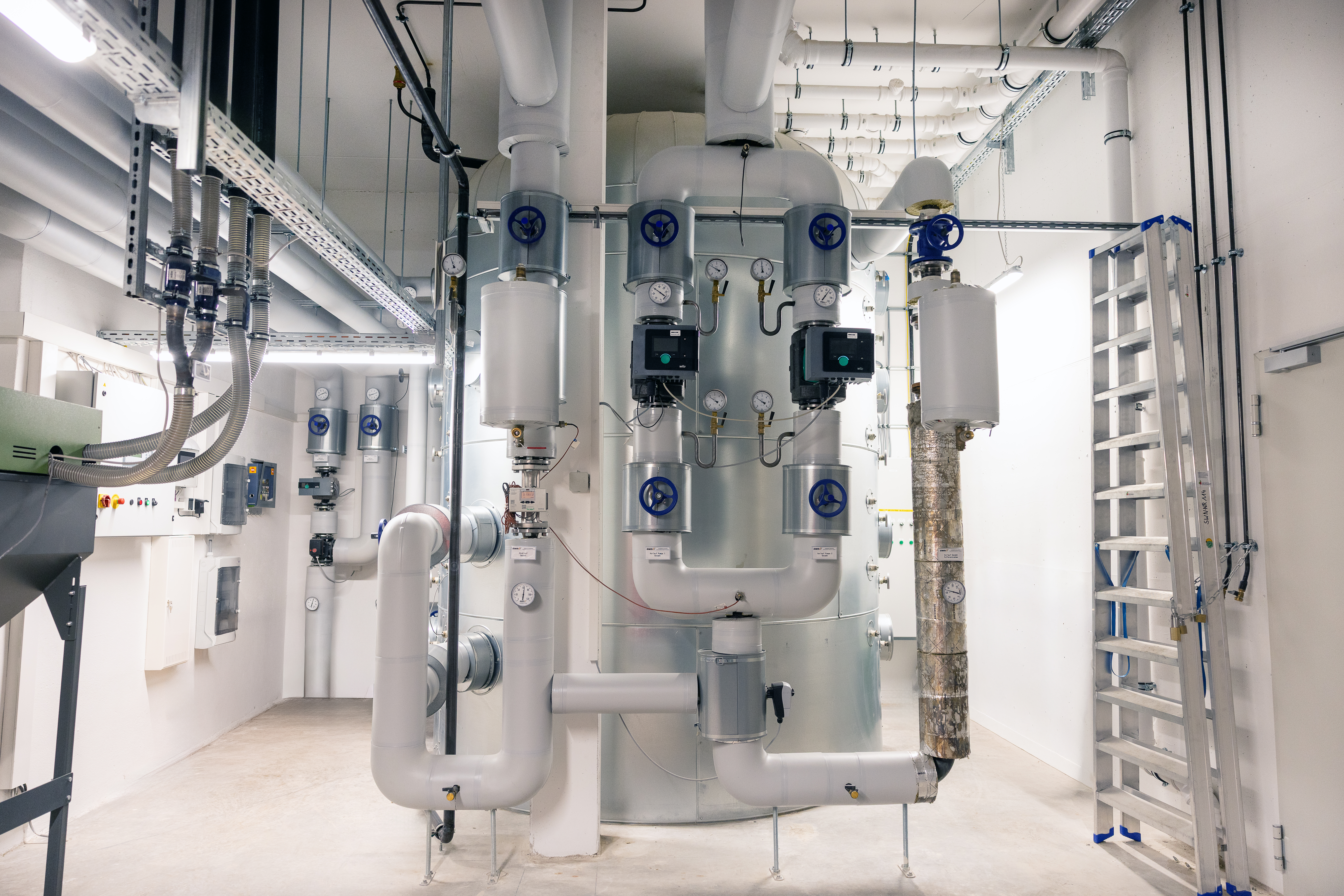 Großer Pufferspeicher in der Wärmezentrale des Milchhofareals