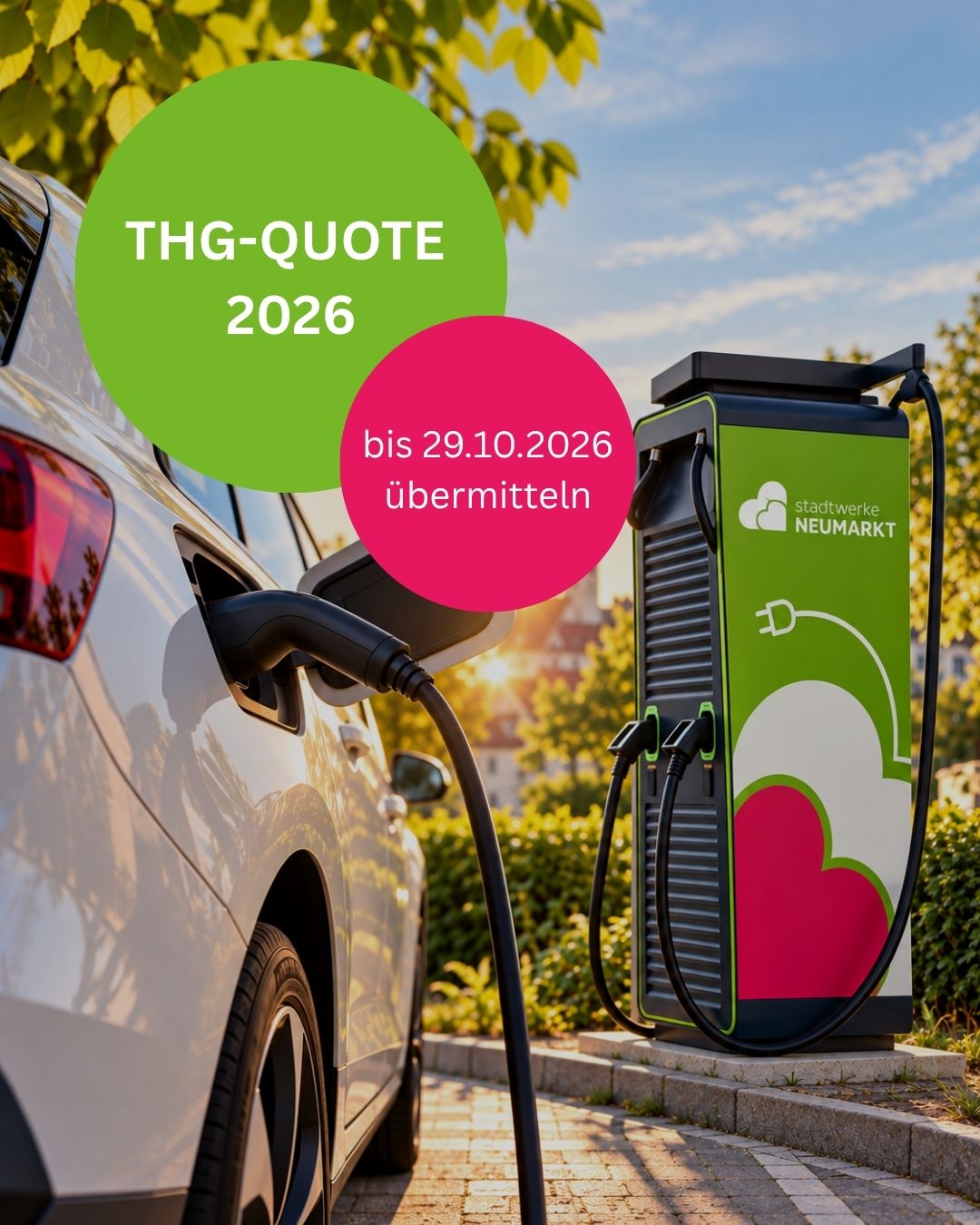 Elektroauto an einer SWN-Ladesäule mit Hinweis zur THG-Quote 2026 und Übermittlungsfrist bis 26.10.2026