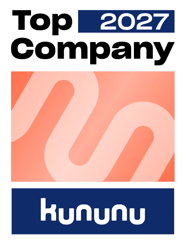 Grafik mit der Auszeichnung „Top Company 2027“ und dem Logo des Unternehmens Kununu in Weiß auf dunkelblauem Hintergrund. Dazwischen befindet sich ein abstraktes, hellrosa und korallfarbenes Muster.